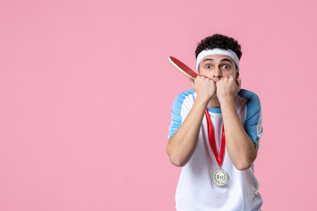 Jugador masculino nervioso vista frontal con poca raqueta y medalla