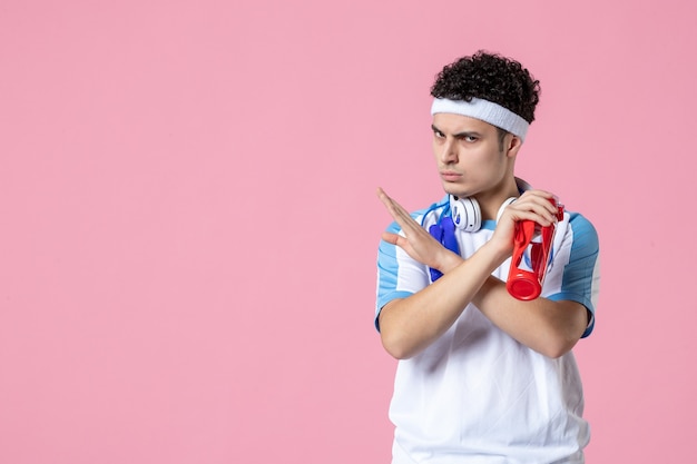 Jugador masculino de vista frontal en ropa deportiva con botella de agua