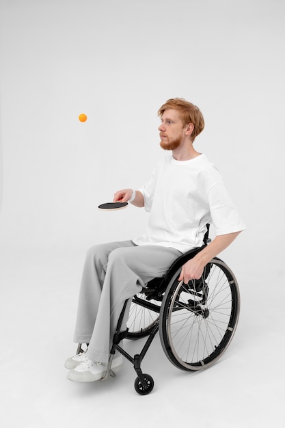 Jugador de ping pong discapacitado en silla de ruedas