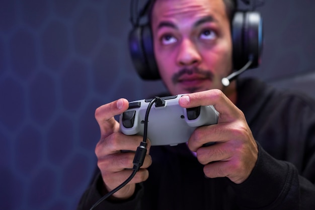 Foto gratuita jugador profesional de esport jugando con un controlador de juegos