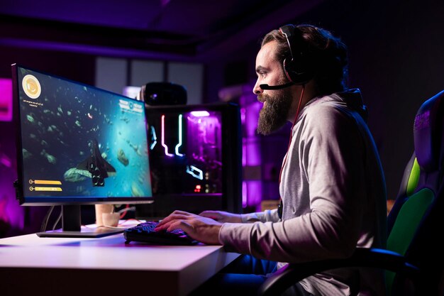 Jugador profesional usando auriculares de PC para unirse a una competición de esports con sus compañeros de equipo