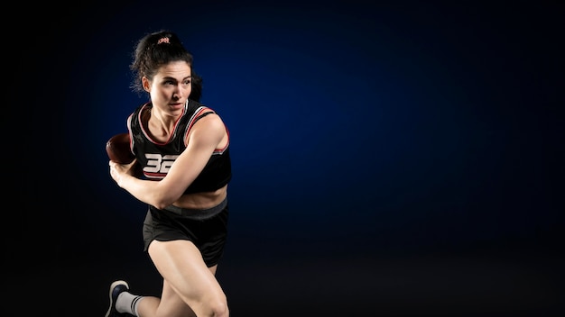 Jugador de rugby femenino en ropa deportiva posando