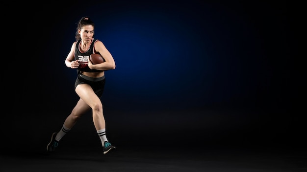 Jugador de rugby femenino en ropa deportiva posando