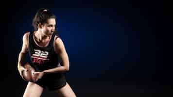 Foto gratuita jugador de rugby femenino en ropa deportiva posando