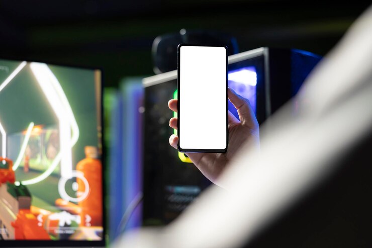 Foto gratuito jugador con un teléfono inteligente de pantalla aislada jugando a un videojuego de ciencia ficción