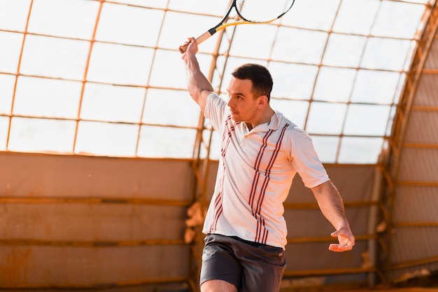 Jugador de tenis entrenando en sala