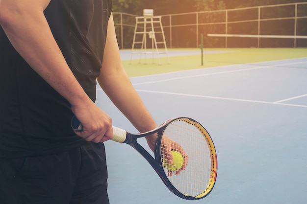 El jugador de tenis está sirviendo durante un partido