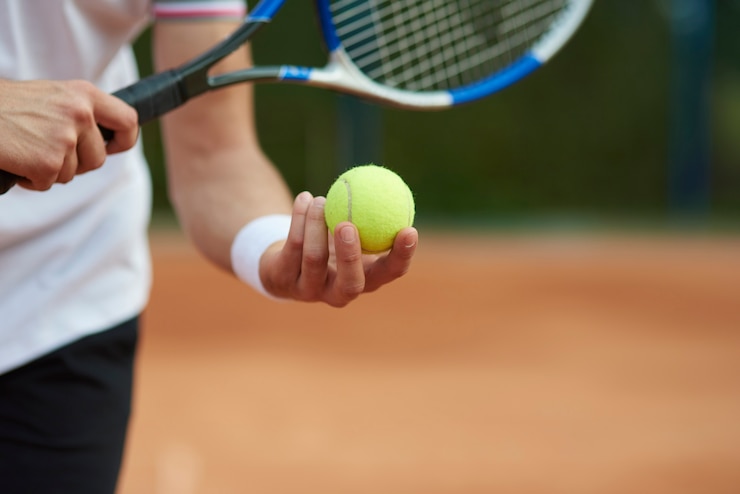 Foto gratuito el jugador de tenis está tratando de acertar