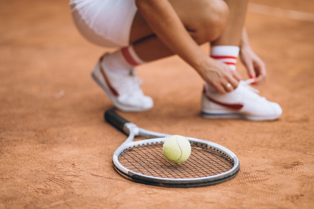 Jugador de tenis femenino cordones de los zapatos, pies de cerca