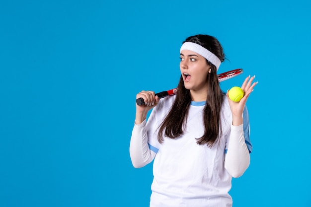 Jugador de tenis femenino de vista frontal sosteniendo pelota y raqueta de tenis