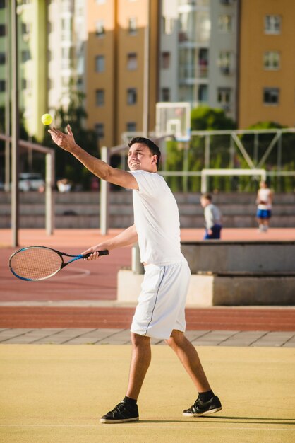 Jugador de tenis jugando en pista de ciudad