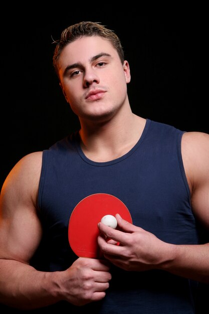 Jugador de tenis de mesa masculino con pelota de ping pong