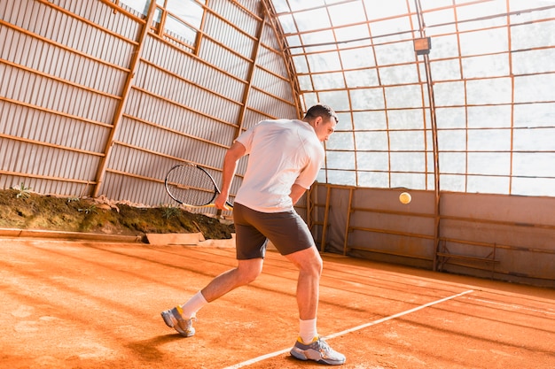 Jugador de tenis en movimiento