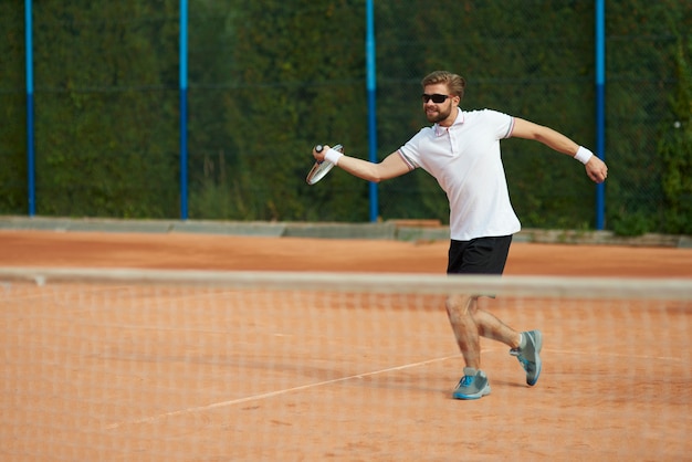 Jugador de tenis en movimiento