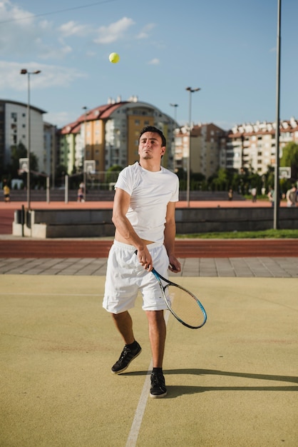 Jugador de tenis en pista de tenis