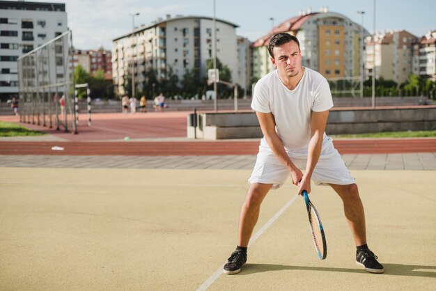 Jugador de tenis preparando