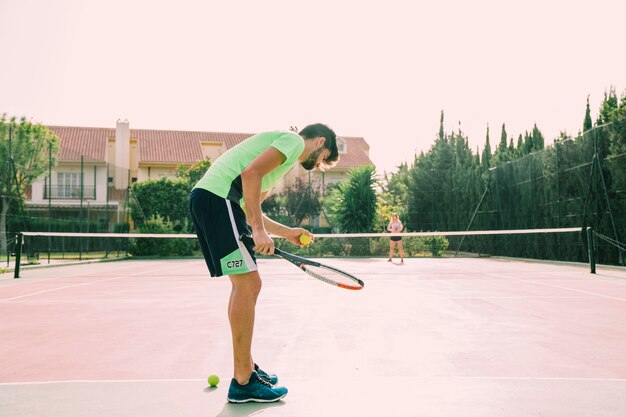 Jugador de tenis a punto de saquear