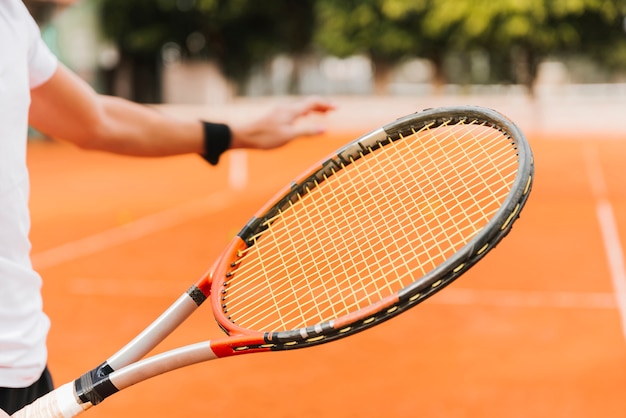 Jugador de tenis sosteniendo una raqueta