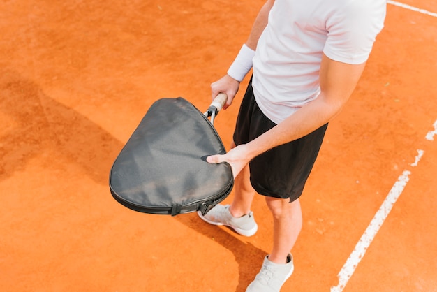 Jugador de tenis sosteniendo la raqueta