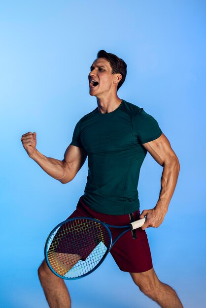 Jugador de tenis de tiro completo con raqueta