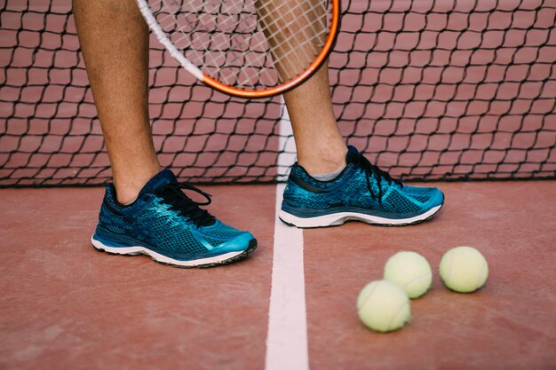 Jugador de tenis con zapatos de tenis