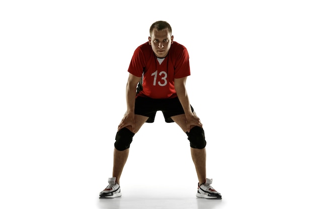 Foto gratuita jugador de voleibol caucásico joven placticing aislado sobre fondo blanco.