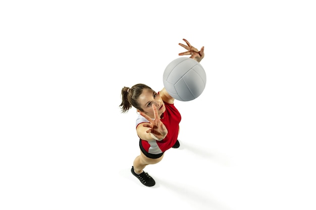 Foto gratuita jugador de voleibol femenino joven aislado sobre fondo blanco.