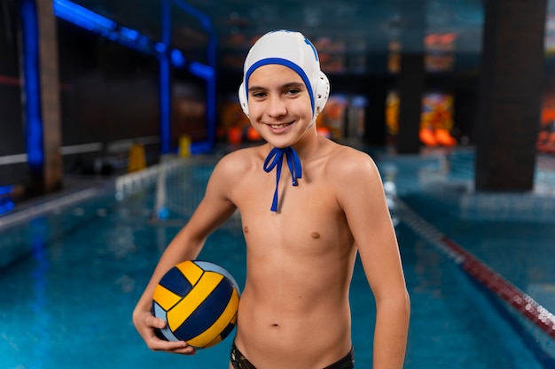 Foto gratuita jugador de waterpolo de tiro medio con equipo.