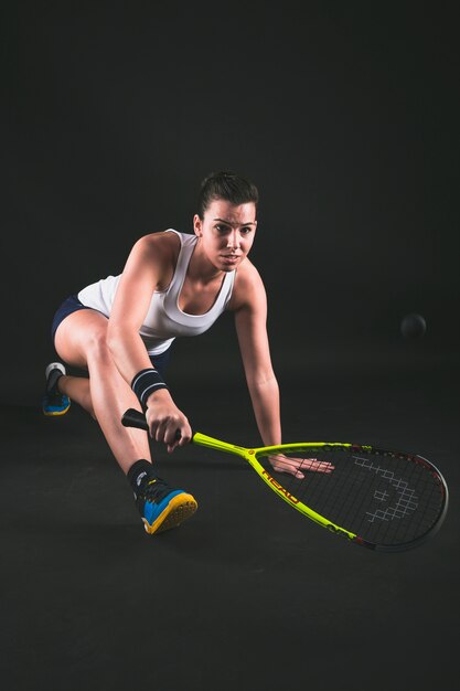 Jugadora joven flexible golpeando la pelota