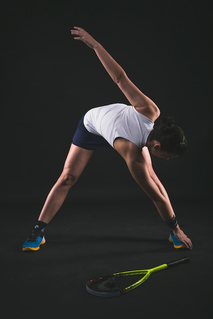 Jugadora profesional flexible estirando su cuerpo