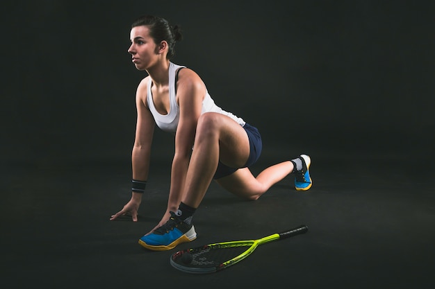 Foto gratuita jugadora de squash en forma estirando