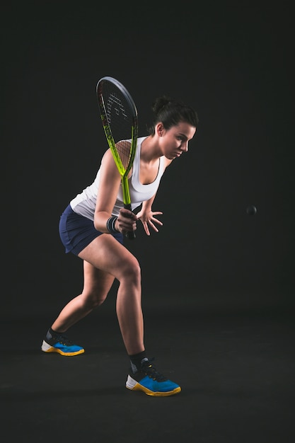 Jugadora de squash lista para golpear la pelota