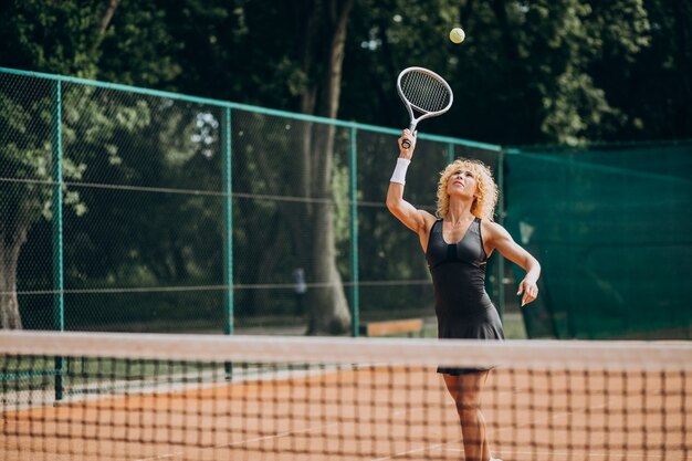 Jugadora de tenis en la cancha de tenis