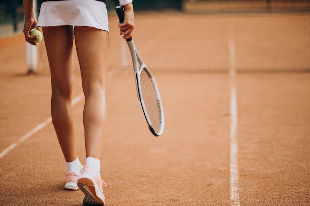 Jugadora de tenis en la cancha de tenis