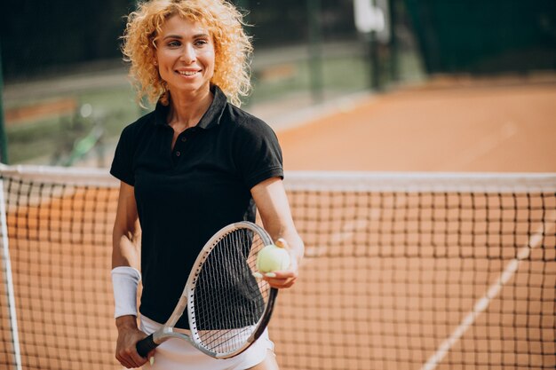 Jugadora de tenis en la cancha de tenis