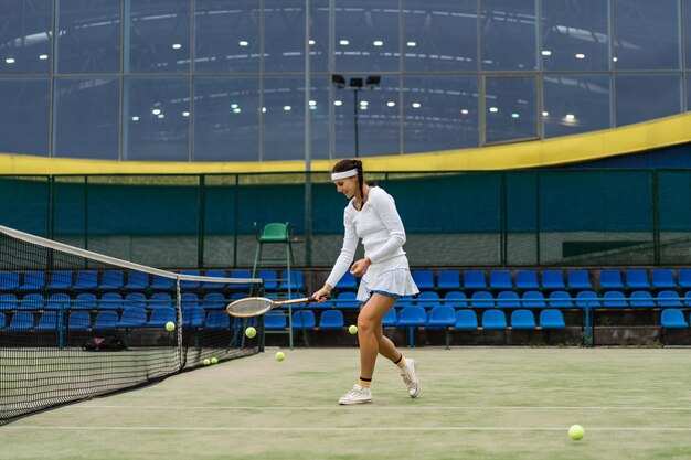 Jugadora de tenis sobre césped de corte verde