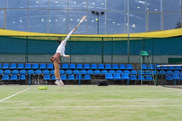 Jugadora de tenis sobre césped de corte verde