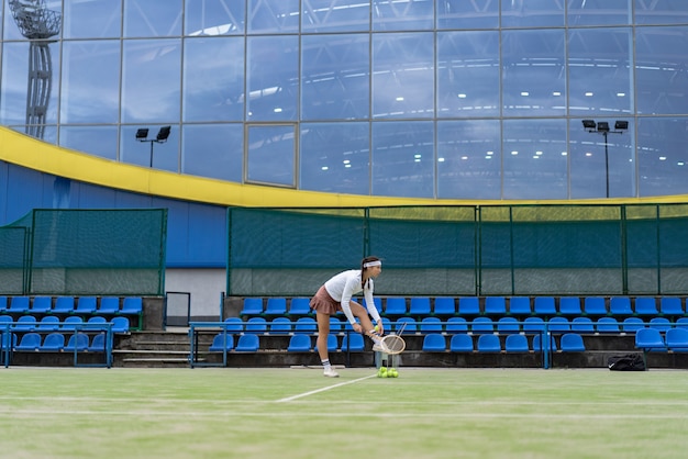 Jugadora de tenis sobre césped de corte verde