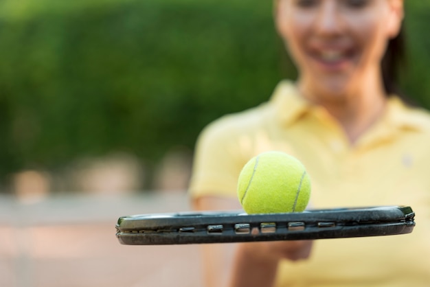 Jugadora de tenis con su raqueta