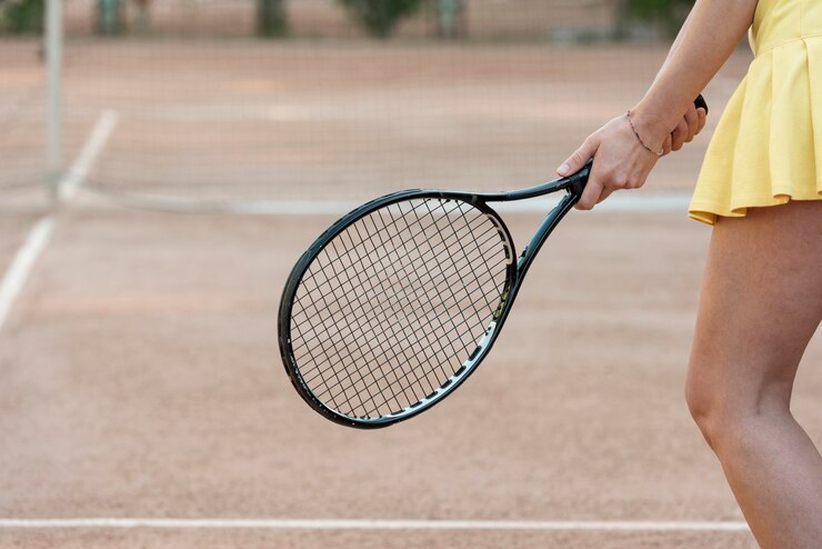 Foto gratuito jugadora de tenis con su raqueta