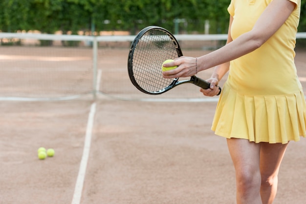 Jugadora de tenis con su raqueta