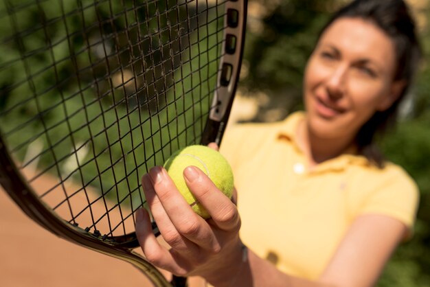 Jugadora de tenis con su raqueta