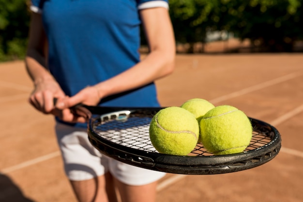 Foto gratuita jugadora de tenis con su raqueta