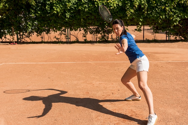 Jugadora de tenis con su raqueta