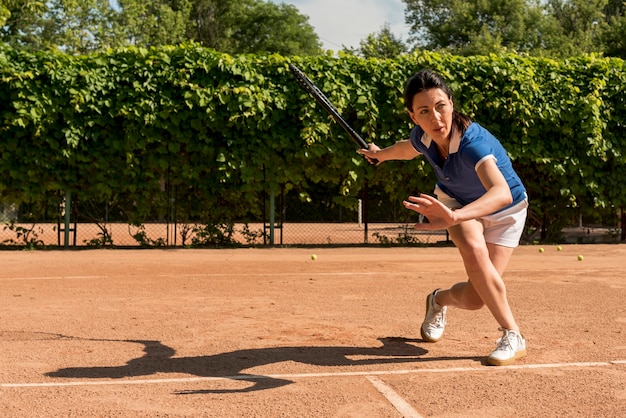 Jugadora de tenis con su raqueta