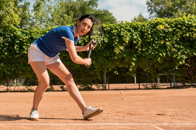 Jugadora de tenis con su raqueta