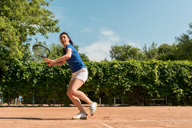 Foto gratuita jugadora de tenis con su raqueta