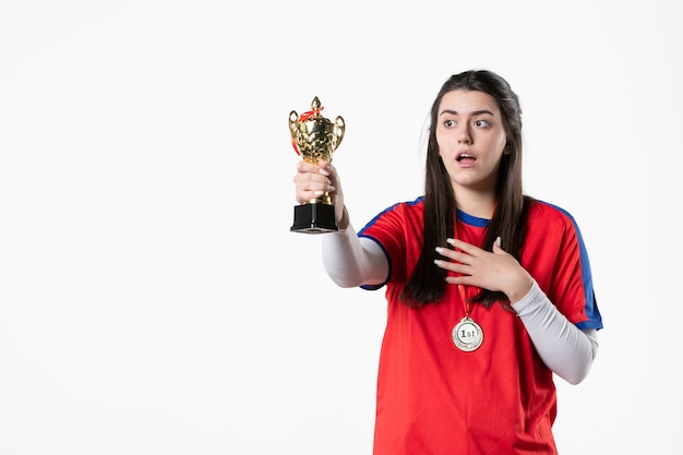 Foto gratuita jugadora de vista frontal con medalla y copa de oro