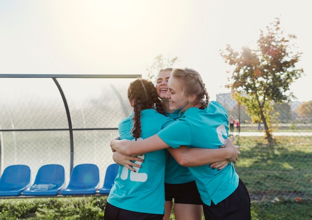 Jugadoras de fútbol abrazándose