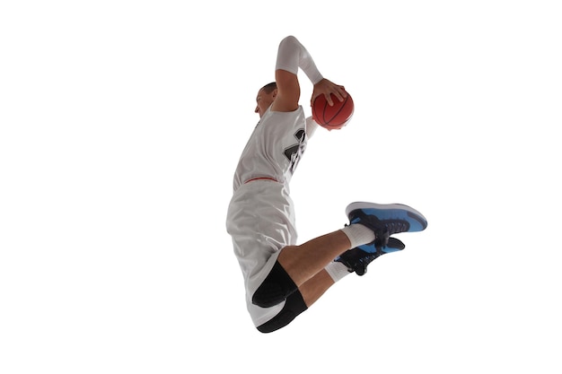 Jugadores de baloncesto en una gran arena profesional durante el juego